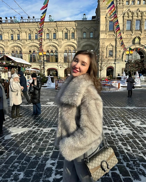 Casaco Sabrina felpuda e gola ampla