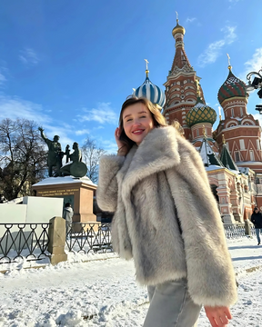 Casaco Sabrina felpuda e gola ampla