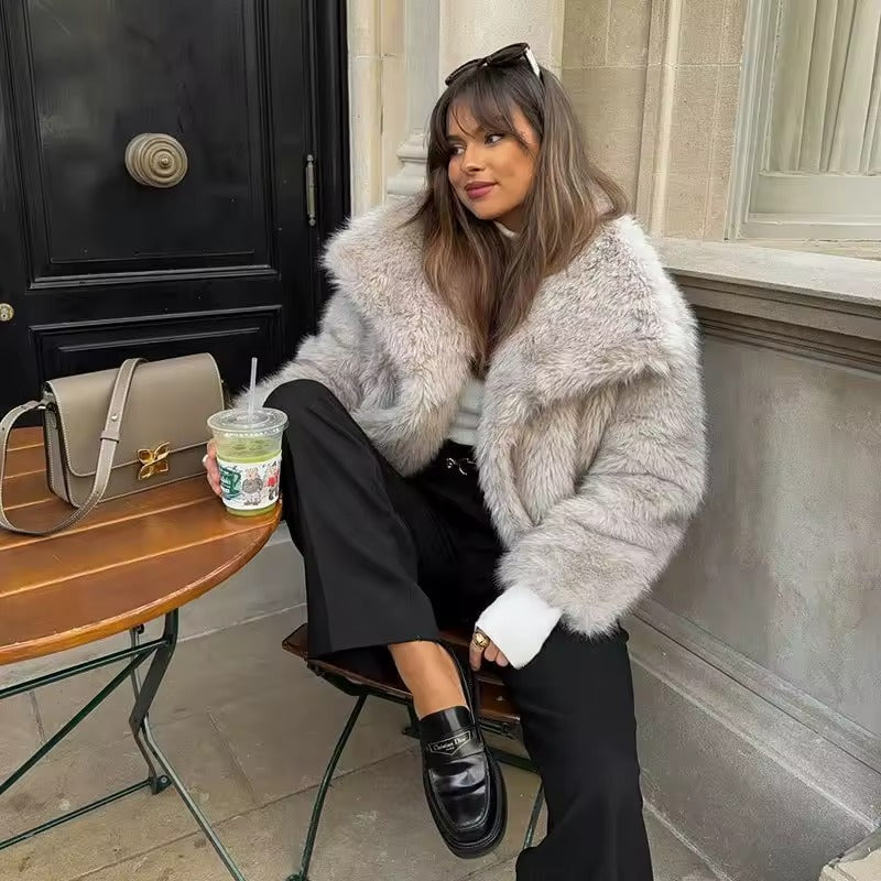 Casaco Sabrina felpuda e gola ampla