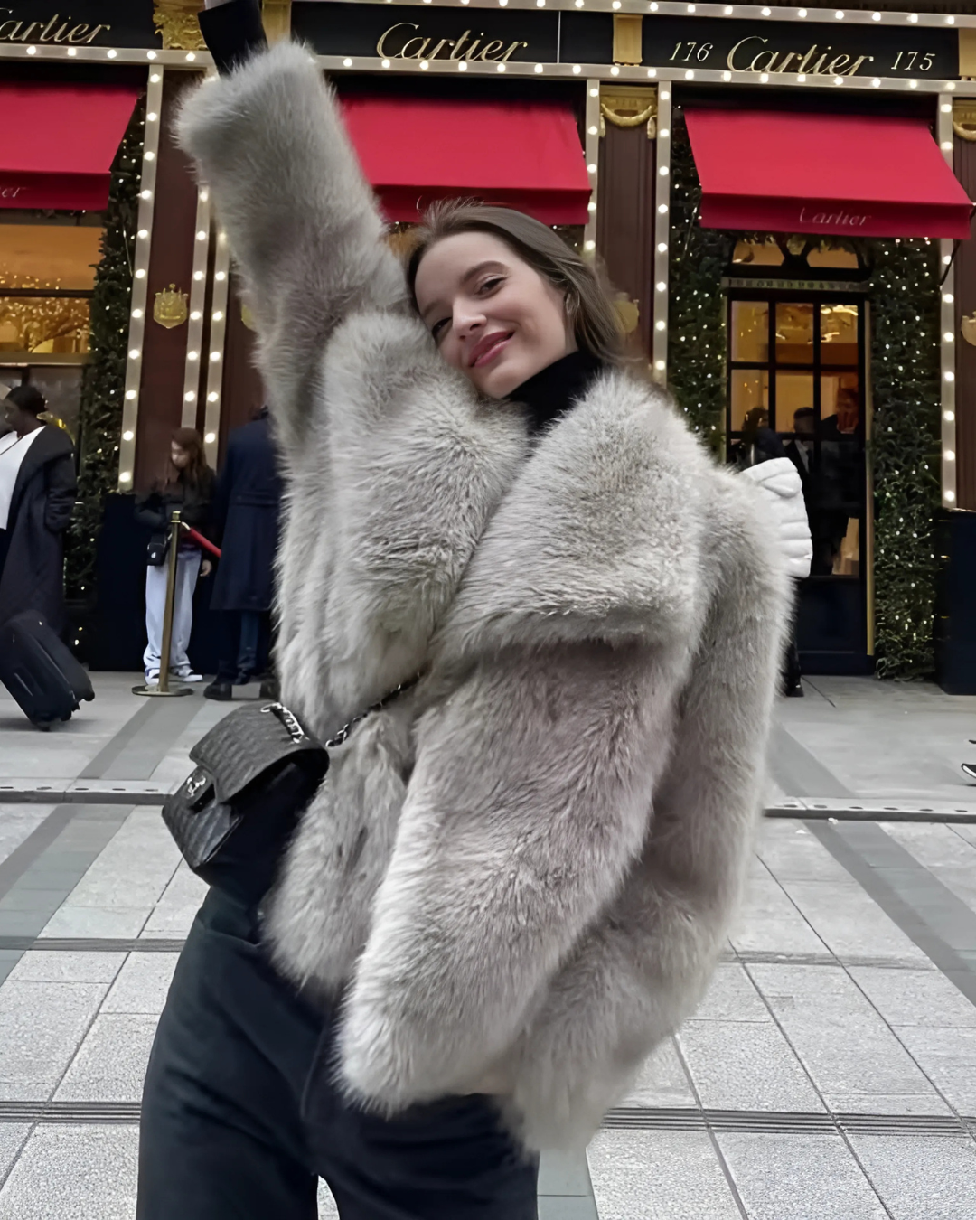 Casaco Sabrina felpuda e gola ampla