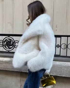 Casaco Sabrina felpuda e gola ampla